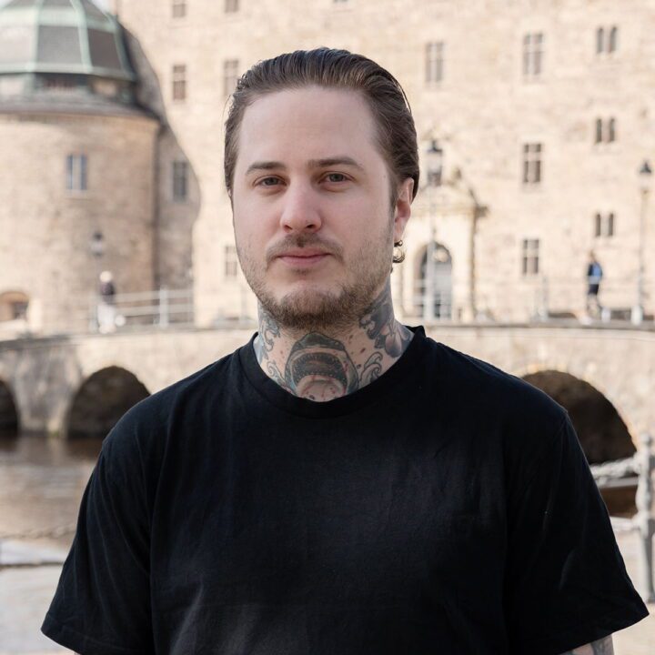 Profilbild på Daniel Petri utanför Örebro Slott