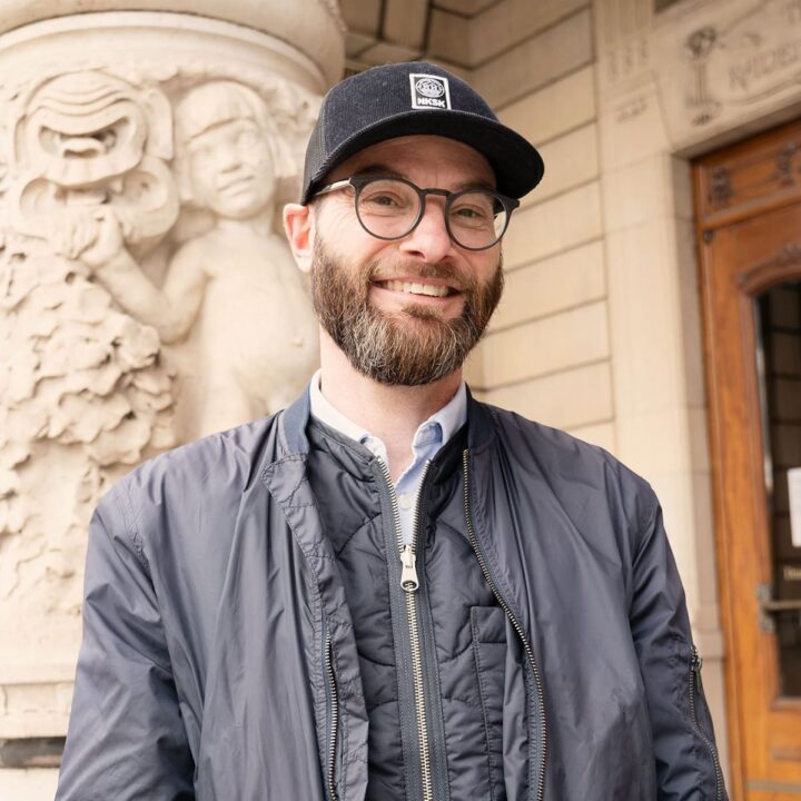 Profilbild på Mathias Huber utanför Dramaten i Stockholm