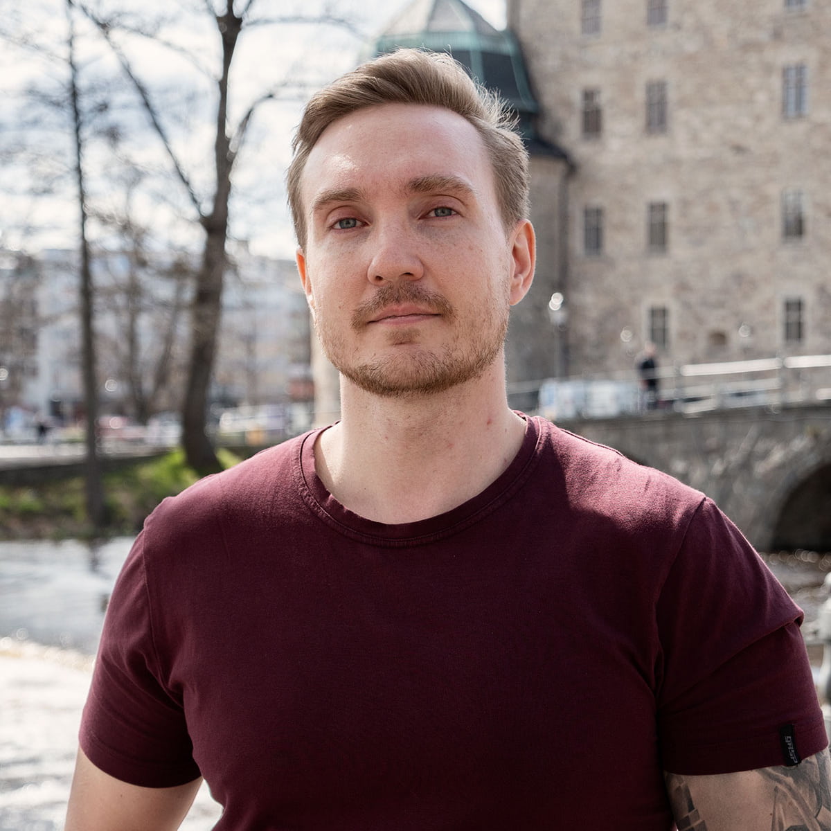profilbild på Timmy Malmgren utanför Örebro Slott