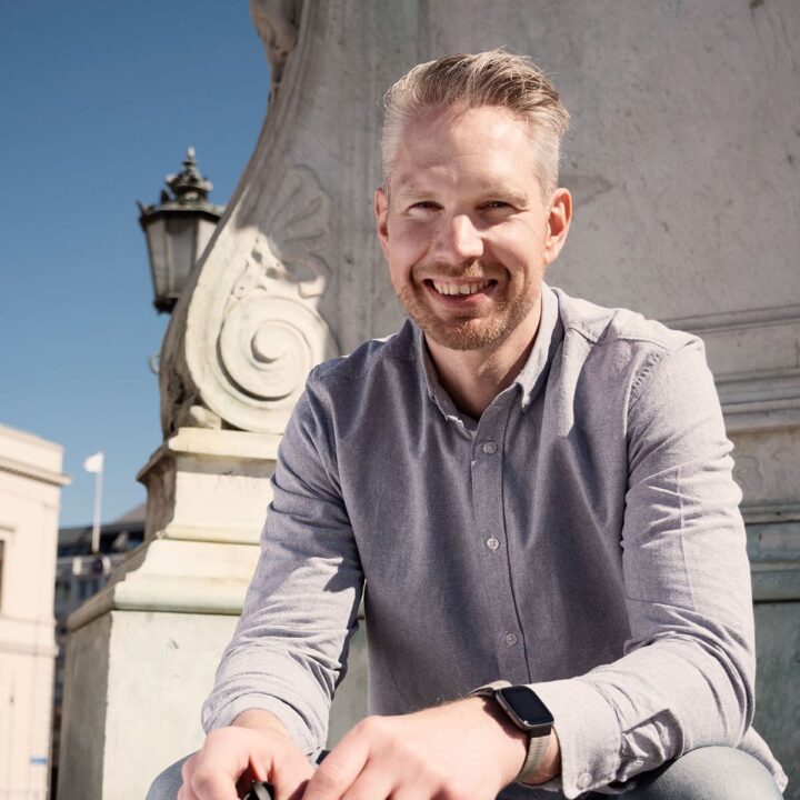 Profilbild på Linus Cansby på Gustav Adolfs torg i Göteborg
