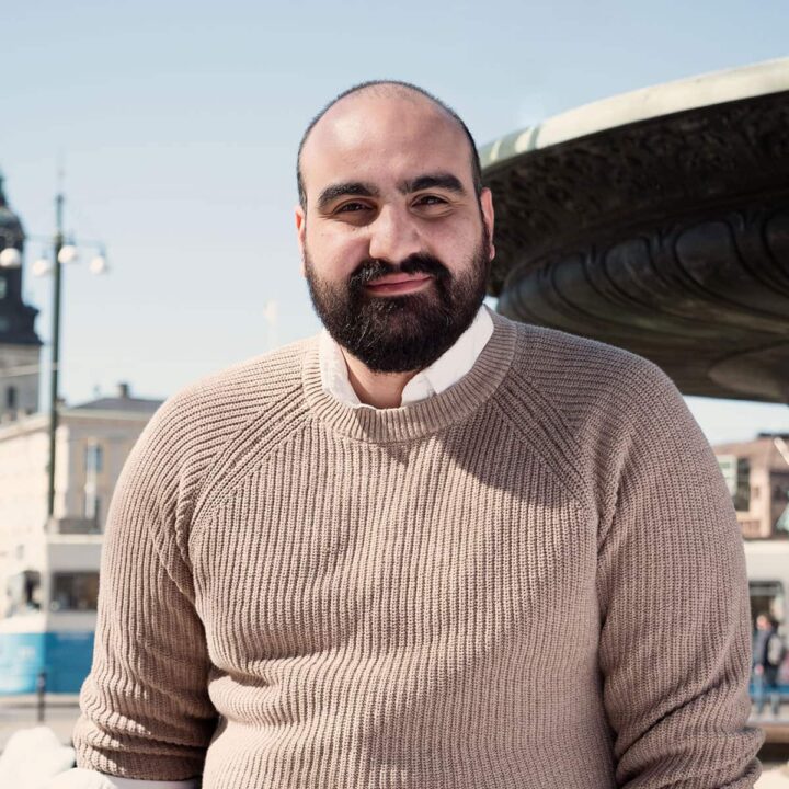 Profilbild på Nicolas Kheirallah i brunnsparken i Göteborg